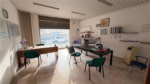 Locale Angolare, Ottima Visibilit&agrave;, 2 vetrine, Ideale Come Studio.